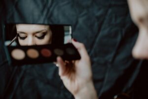 Apprenez à réaliser un maquillage des yeux glamour et mythique