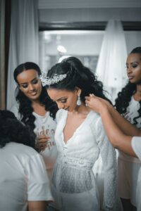 De beaux accessoires dans les coiffures de mariée