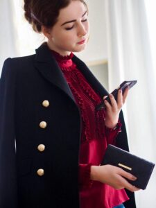 Un beau blazer noir est toujours un bon investissement pour un style féminin élégant