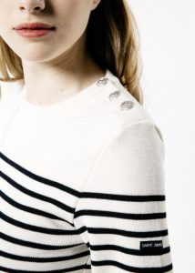 Des boutons sur l'épaule pour rendre un pull plus chic