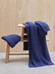 Concoctez un look élégant et harmonieux en achetant pendant les soldes d'hiver un ensemble bonnet/écharpe
