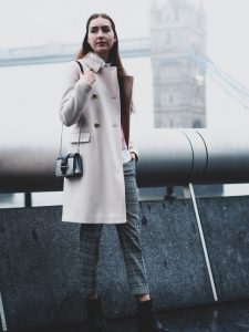 Un bon manteau est la priorité pendant les soldes d'hiver