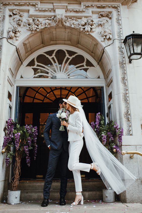 Soignez vos accessoires pour être une mariée féminine en pantalon