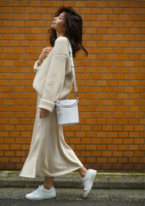 Des sneakers blanches illuminent et allègent un look printanier