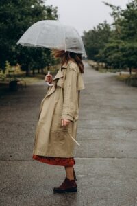 Le trench est LE manteau de mi-saison, idéal pour se couvrir au printemps