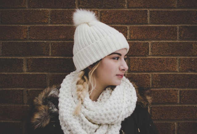 Bonnet et écharpes assortis sont de parfaits accessoires à acheter pendant les soldes d'hiver.