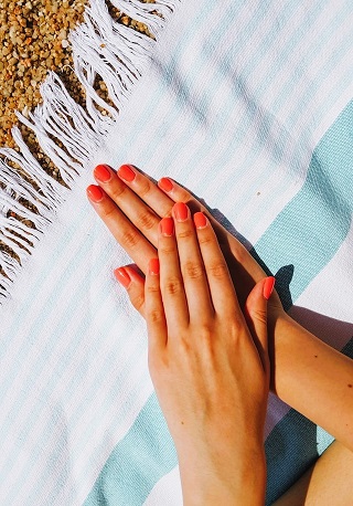 Un vernis à ongles corail a ma préférence en été