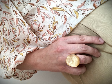 Un bijou imposant habille en un éclair la plus simple des tenues. Choisissez-en un pour gagner en style pendant vos vacances d'été