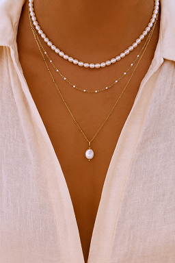 Que ce soit au cou ou au poignet, l'accumulation de bijoux étoffe tout de suite vos looks d'été, sans prendre de place dans la valise