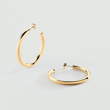 Boucles d'oreilles polyvalentes par excellence, les créoles sont assurément des accessoires à emporter dans la valise d'été