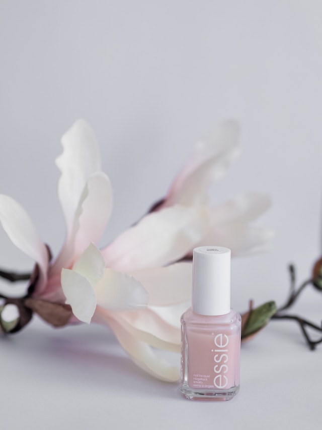 Un rose pâle, doux et discret, sera toujours une bonne idée car il se fondra parfaitement dans tous vos looks